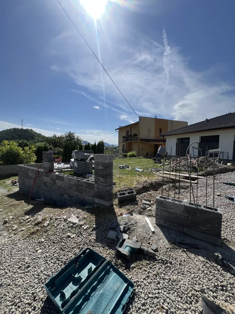 Fasáda a zámková dlažba Šarišské Sokolovce - obrázok 6