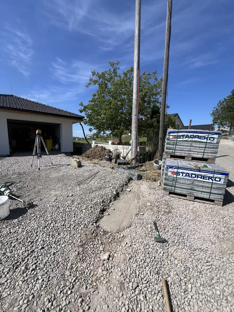 Fasáda a zámková dlažba Šarišské Sokolovce - obrázok 7