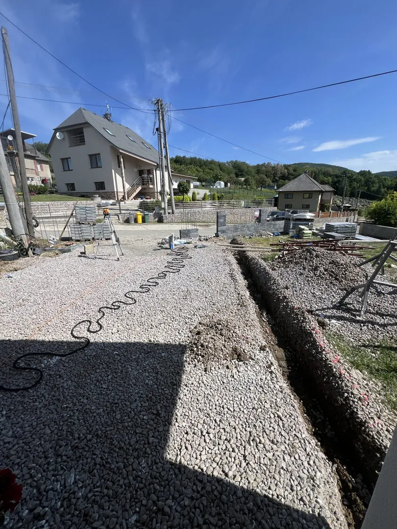 Fasáda a zámková dlažba Šarišské Sokolovce - obrázok 8