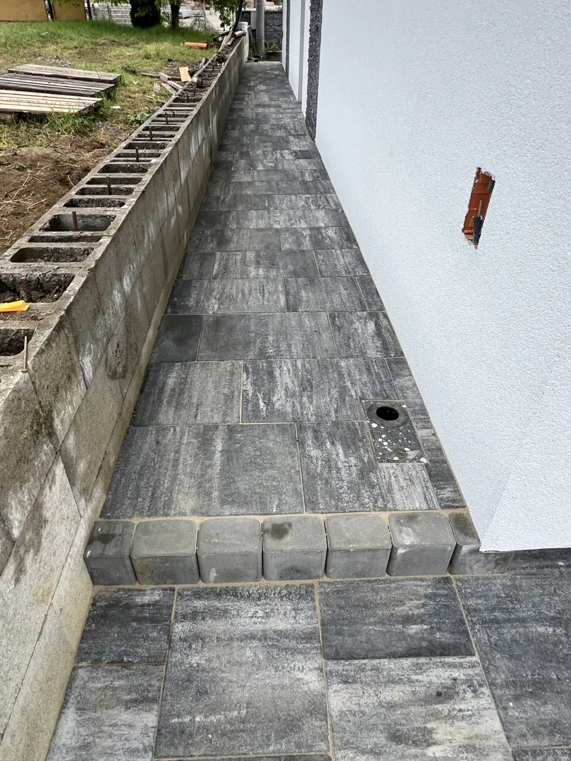 Fasáda a zámková dlažba Šarišské Sokolovce - obrázok 9