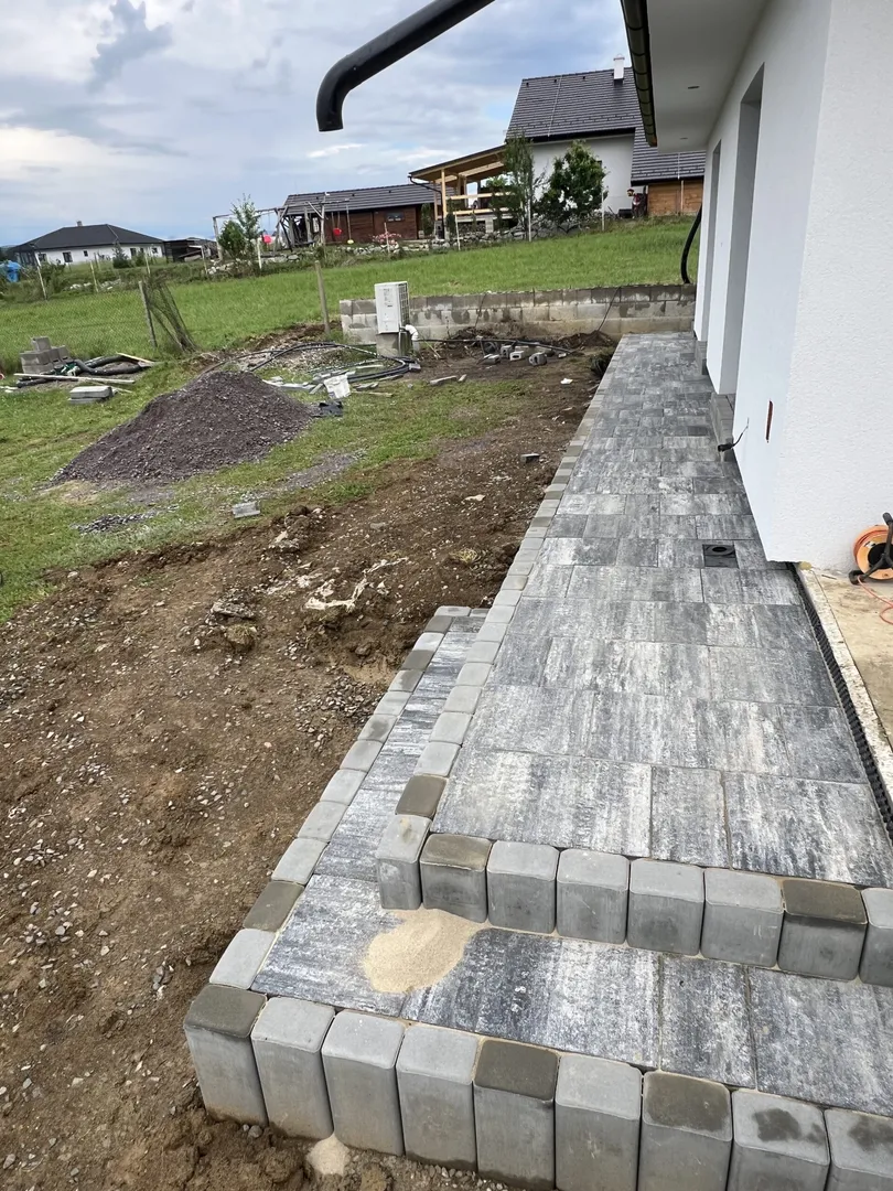 Fasáda a zámková dlažba Šarišské Sokolovce - obrázok 10