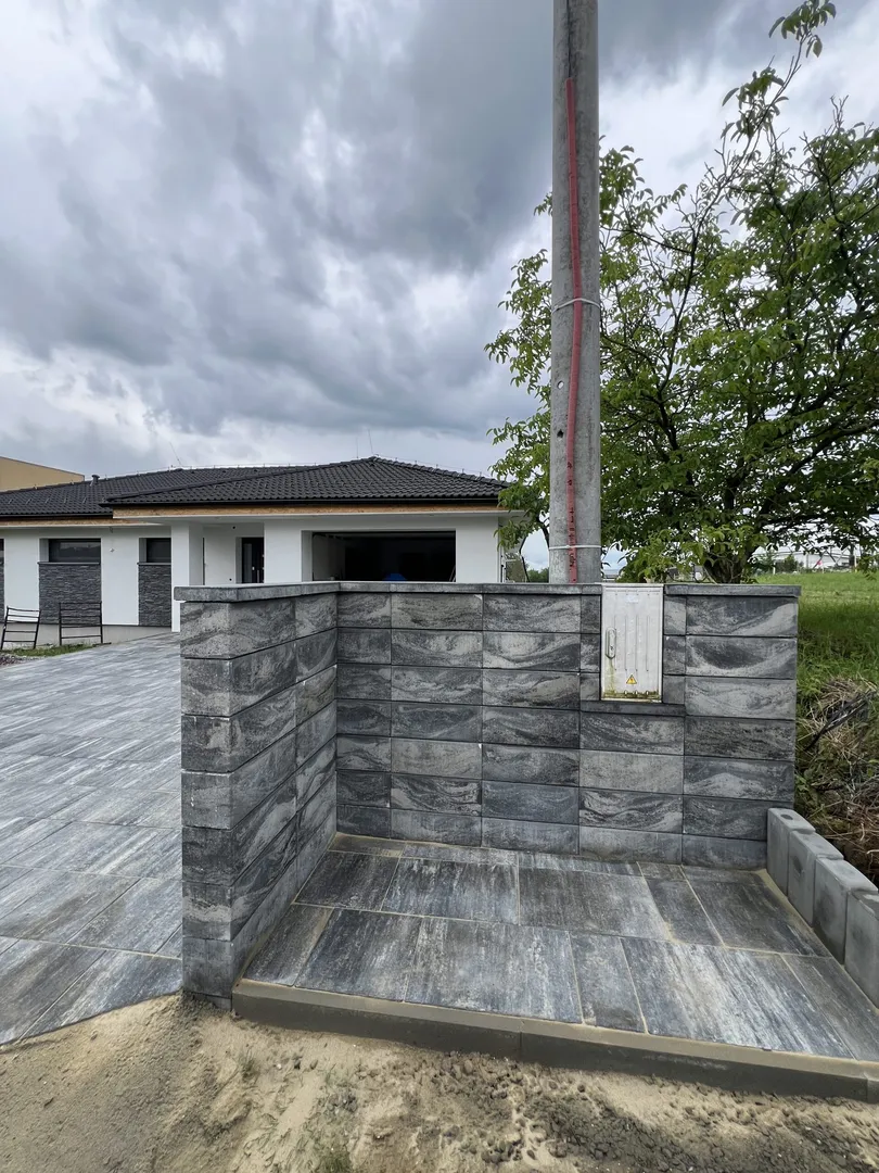 Fasáda a zámková dlažba Šarišské Sokolovce - obrázok 4