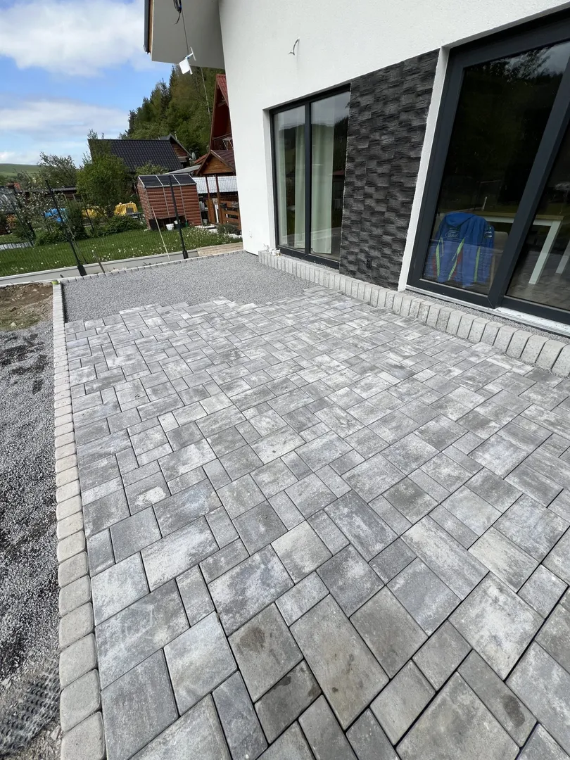 Fasáda a zámková dlažba Ľubica - obrázok 5