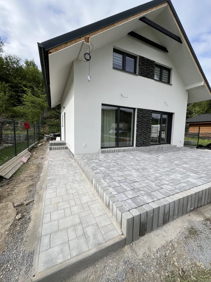 Fasáda a zámková dlažba Ľubica - obrázok 6