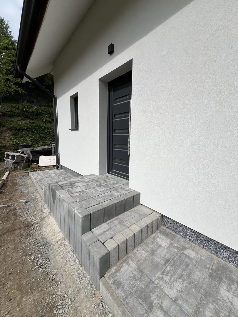 Fasáda a zámková dlažba Ľubica - obrázok 7