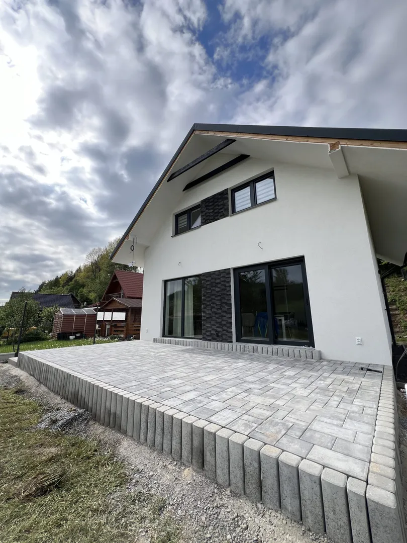 Fasáda a zámková dlažba Ľubica - obrázok 9