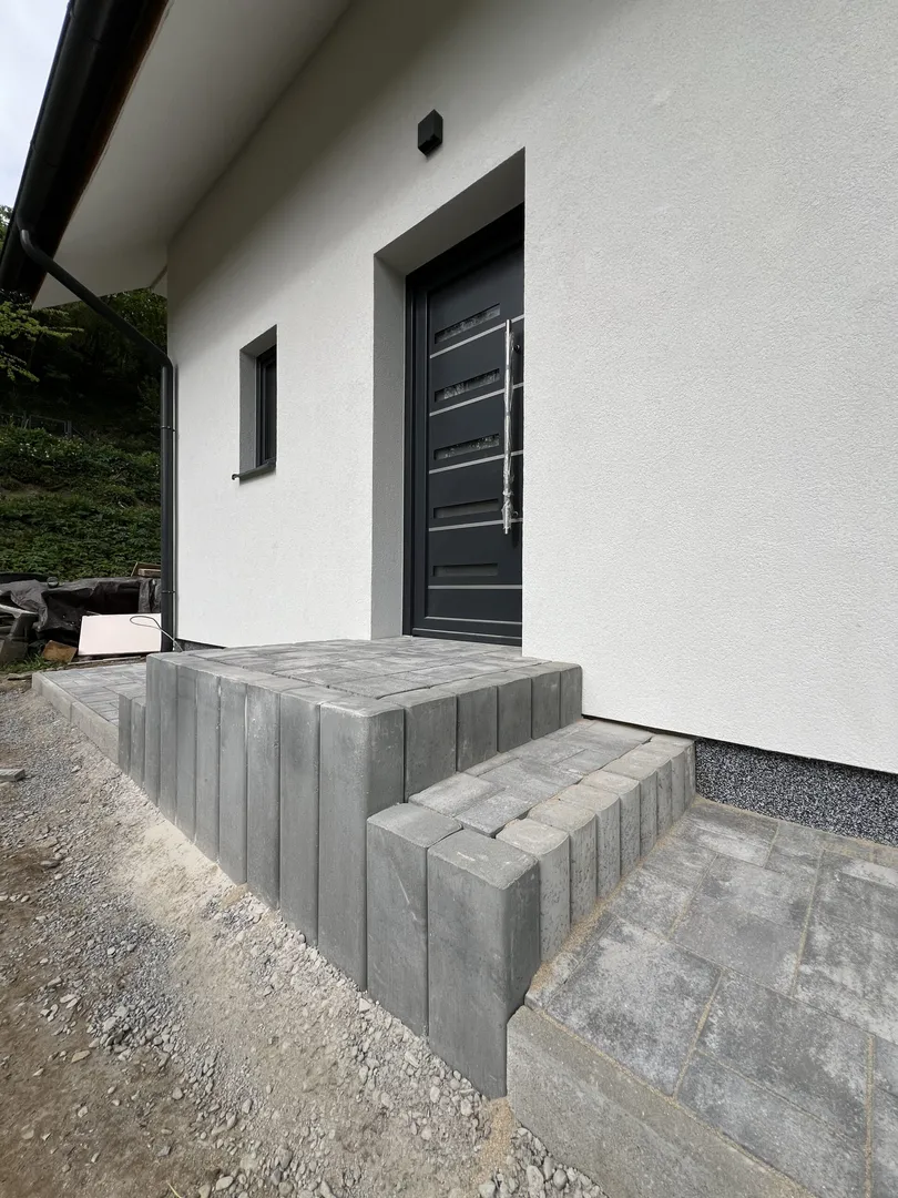 Fasáda a zámková dlažba Ľubica - obrázok 10