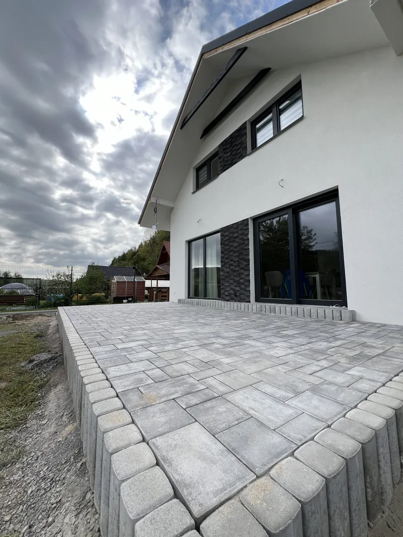 Fasáda a zámková dlažba Ľubica - obrázok 12