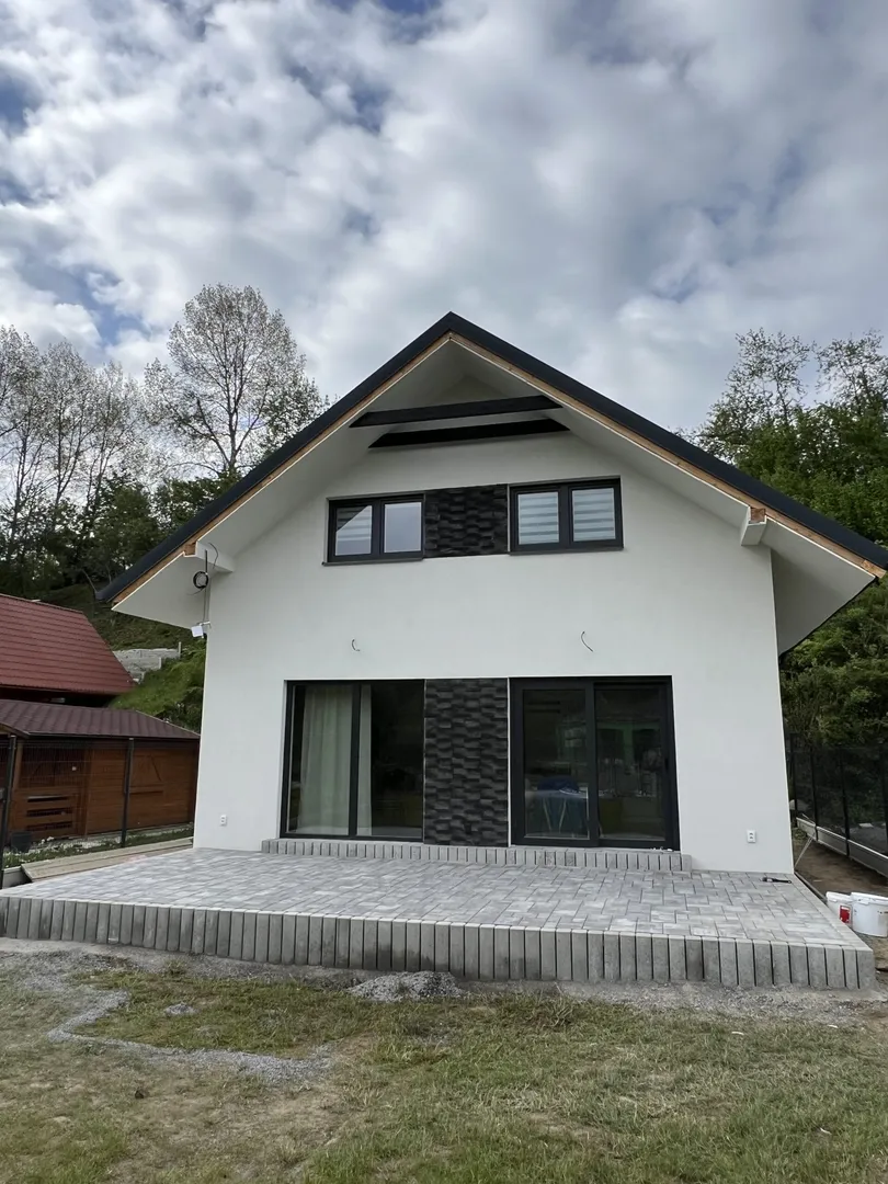 Fasáda a zámková dlažba Ľubica - obrázok 13