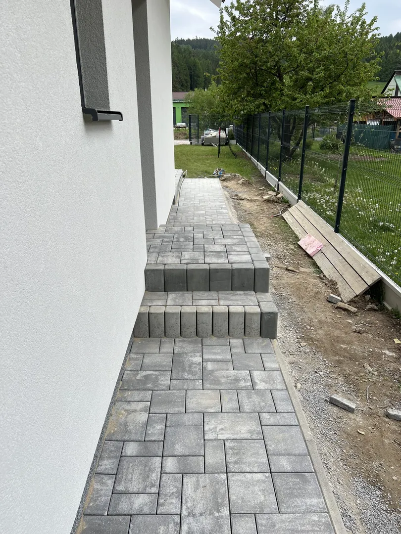 Fasáda a zámková dlažba Ľubica - obrázok 14