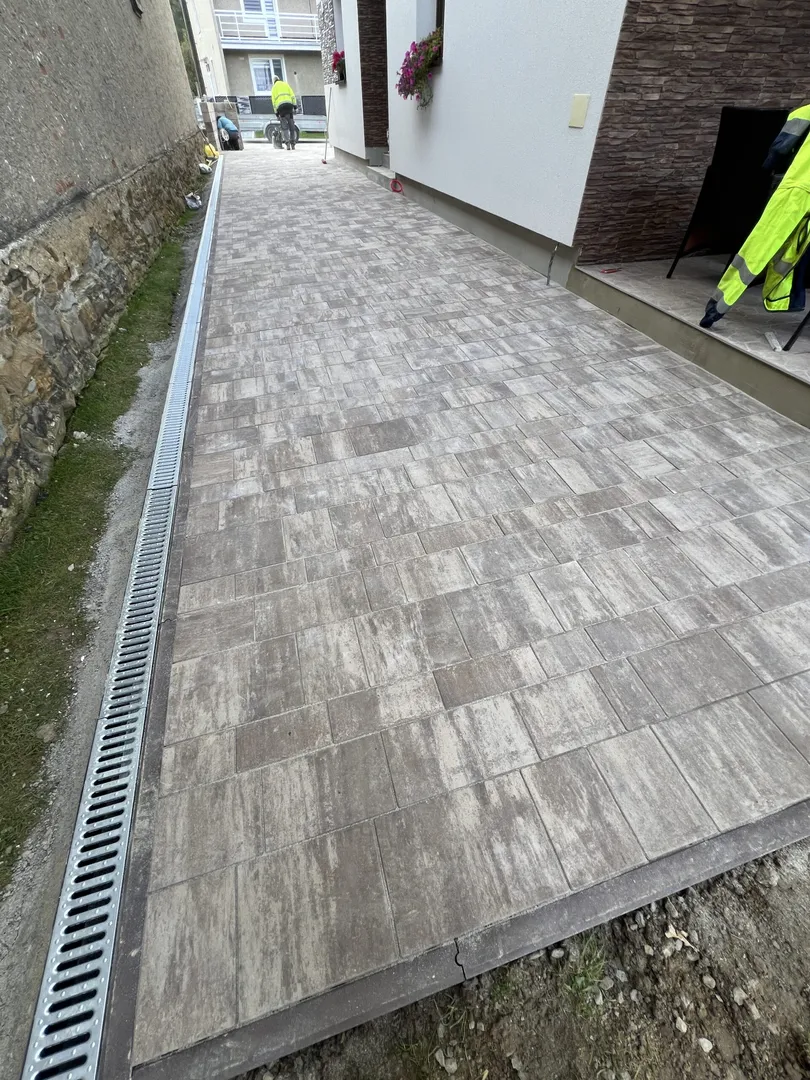 Zámková dlažba Ľubotín - rodinný dom - obrázok 5