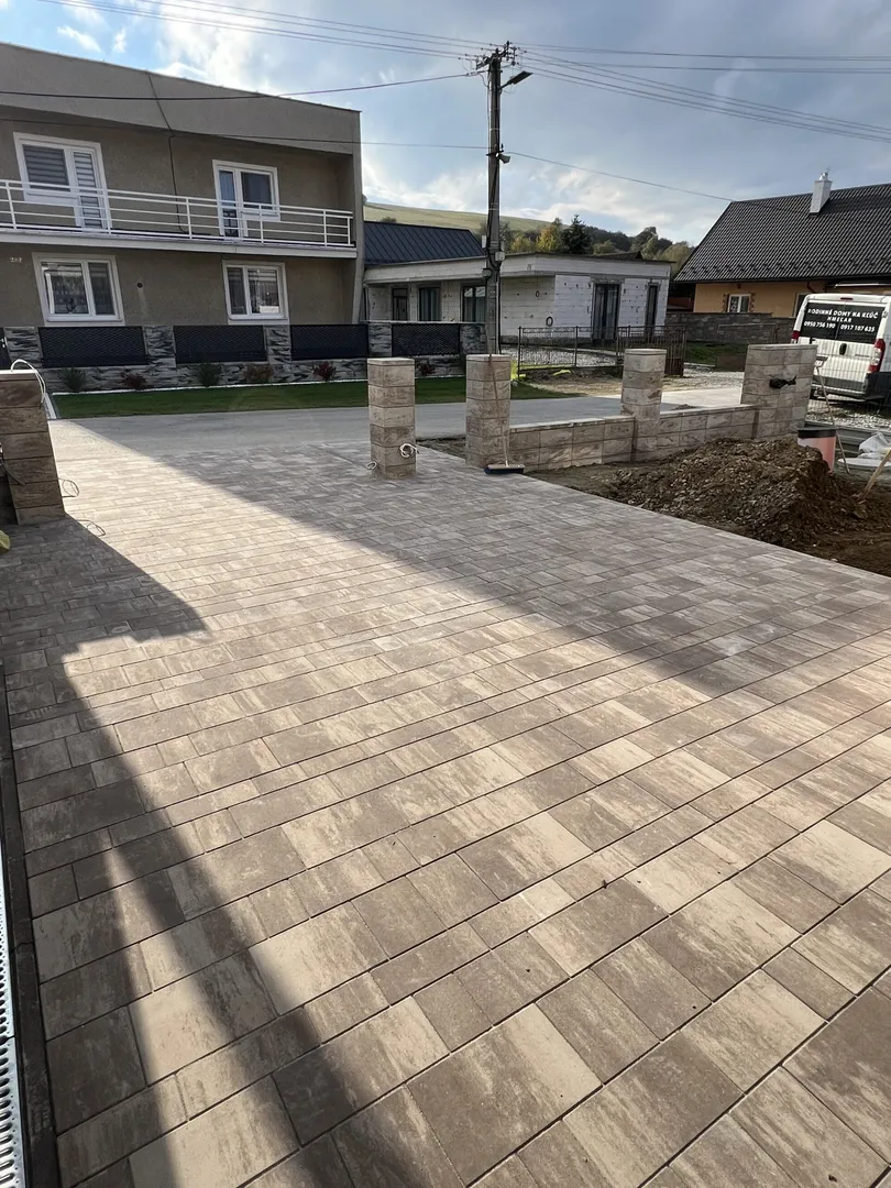 Zámková dlažba Ľubotín - rodinný dom - obrázok 4