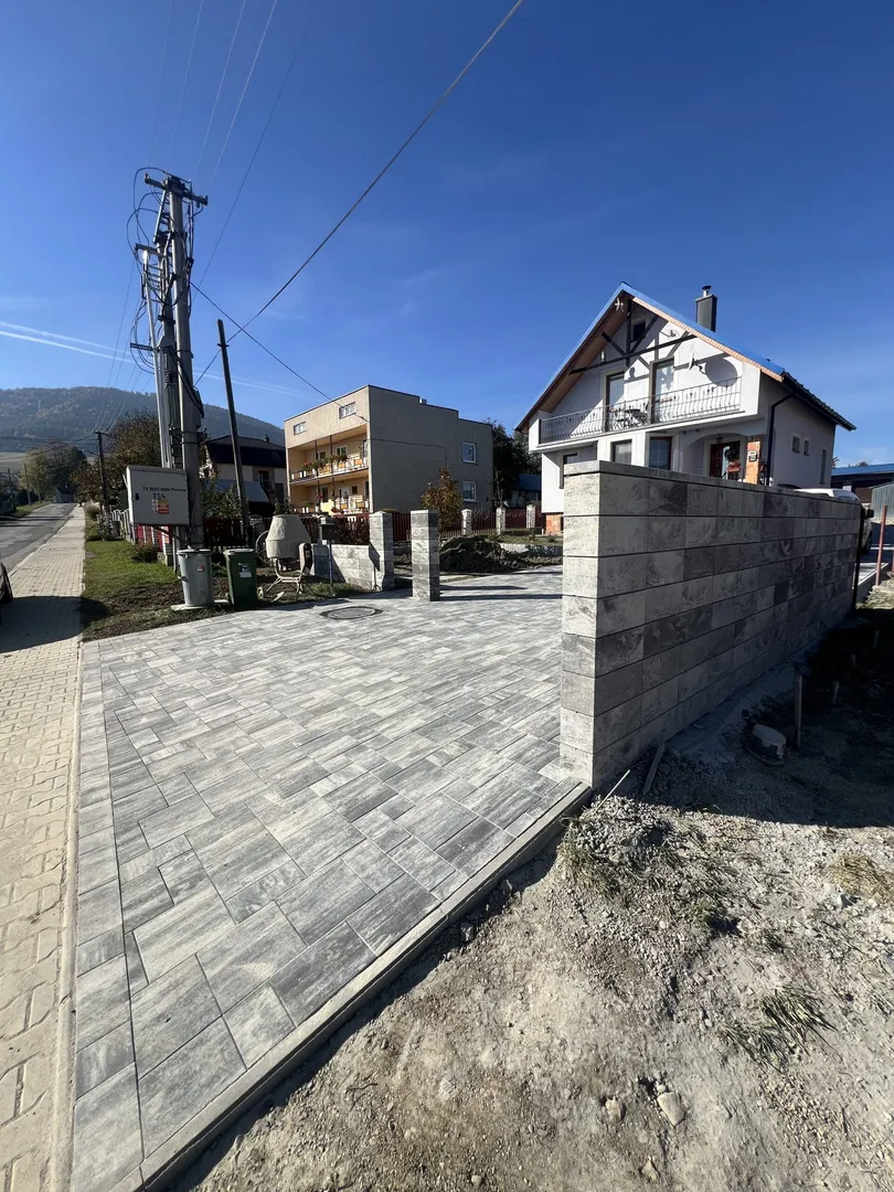 Zámková dlažba a plot Poloma - obrázok 8