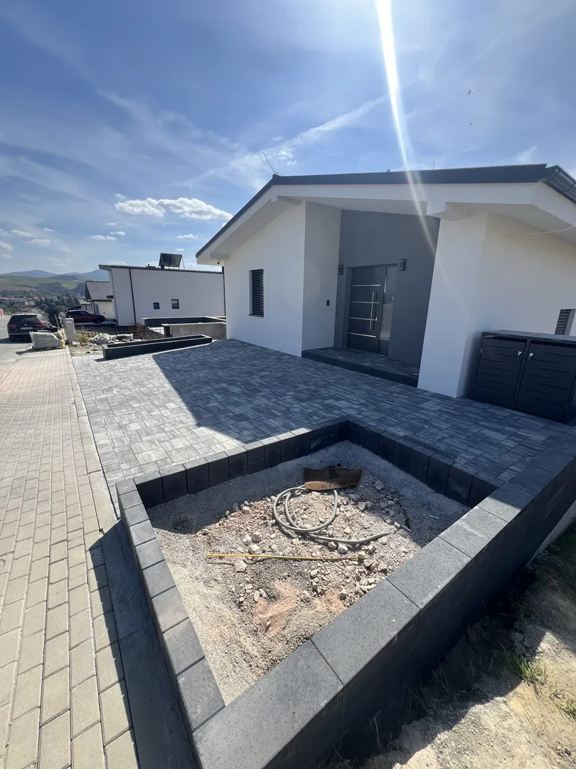 Zámková dlažba a palisády - Stará Lubovňa - obrázok 5