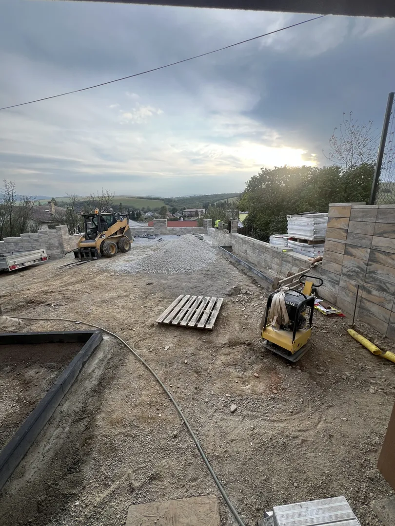 Zámková dlažba Ľubotín - chodník - obrázok 7