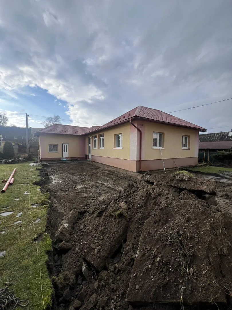 Zámková dlažba Ľubotín - dvor - obrázok 5