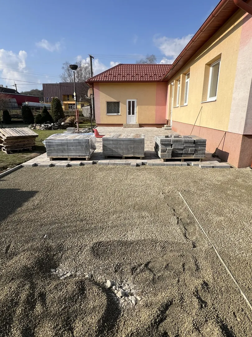 Zámková dlažba Ľubotín - dvor - obrázok 6