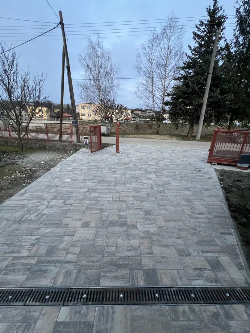 Zámková dlažba Ľubotín - dvor - obrázok 4