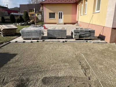 Zámková dlažba Ľubotín - dvor, obrázok 6