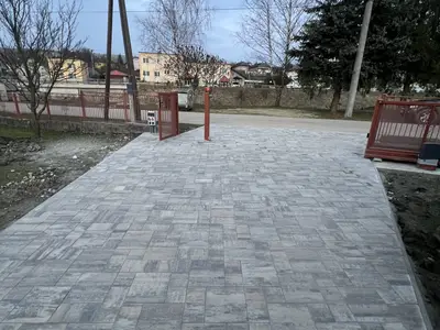 Zámková dlažba Ľubotín - dvor, obrázok 4