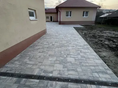 Zámková dlažba Ľubotín - dvor, obrázok 2