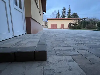 Zámková dlažba Ľubotín - dvor, obrázok 3