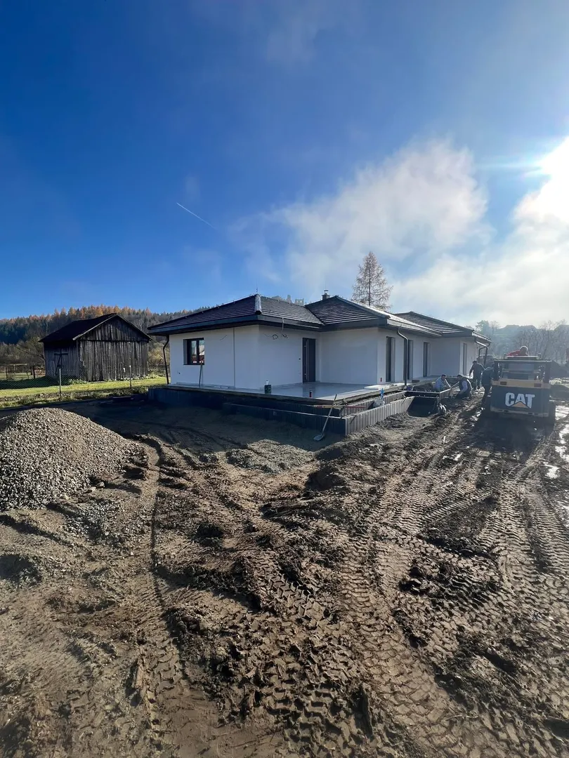 Zámková dlažba a palisády – rodinný dom Plaveč - obrázok 5