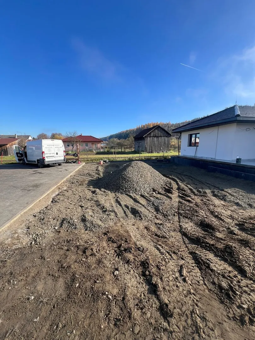 Zámková dlažba a palisády – rodinný dom Plaveč - obrázok 6