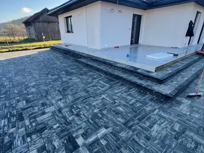 Zámková dlažba a palisády – rodinný dom Plaveč