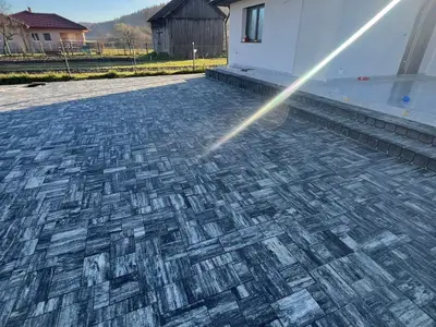 Zámková dlažba a palisády – rodinný dom Plaveč, obrázok 2
