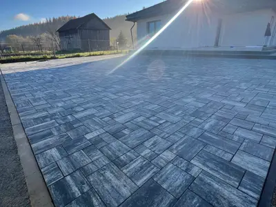 Zámková dlažba a palisády – rodinný dom Plaveč, obrázok 3