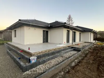 Zámková dlažba a palisády – rodinný dom Plaveč, obrázok 4