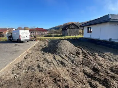 Zámková dlažba a palisády – rodinný dom Plaveč, obrázok 6