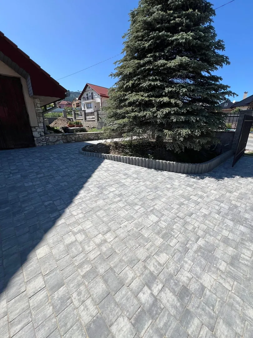 Zámková dlažba a palisády – rodinný dom Poloma - obrázok 4