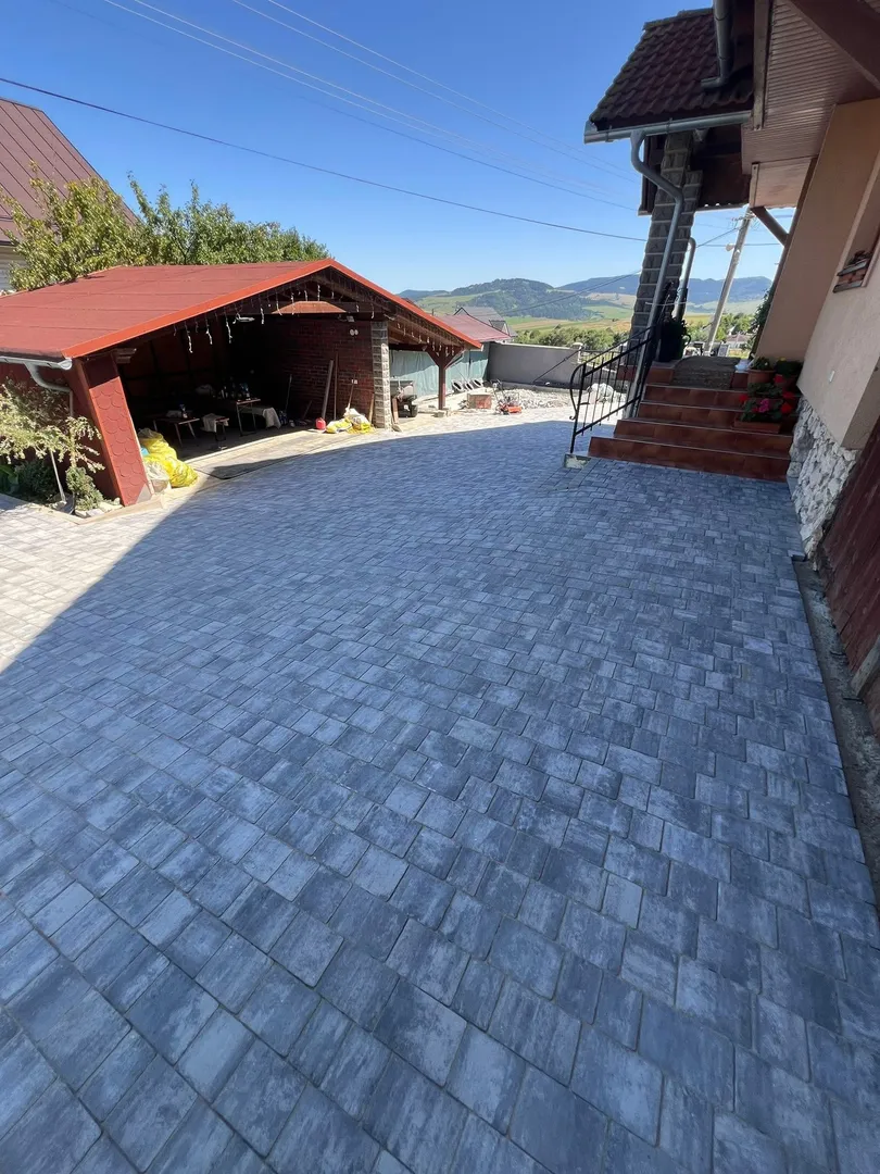 Zámková dlažba a palisády – rodinný dom Poloma - obrázok 5