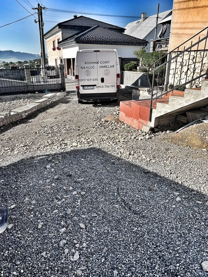 Zámková dlažba a palisády – rodinný dom Poloma - obrázok 6