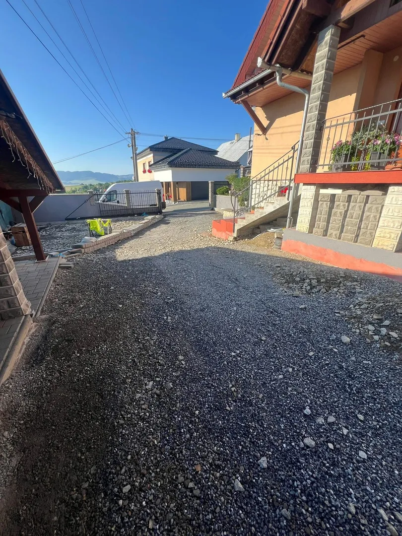 Zámková dlažba a palisády – rodinný dom Poloma - obrázok 7