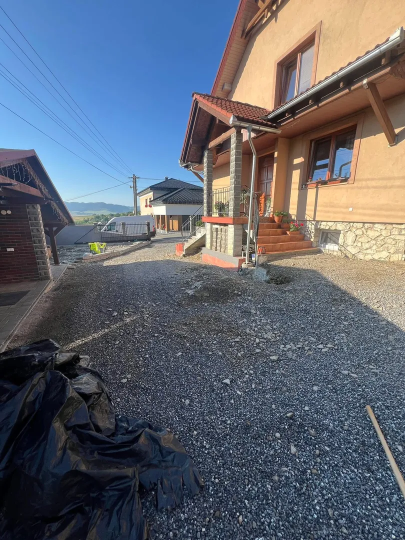 Zámková dlažba a palisády – rodinný dom Poloma - obrázok 8