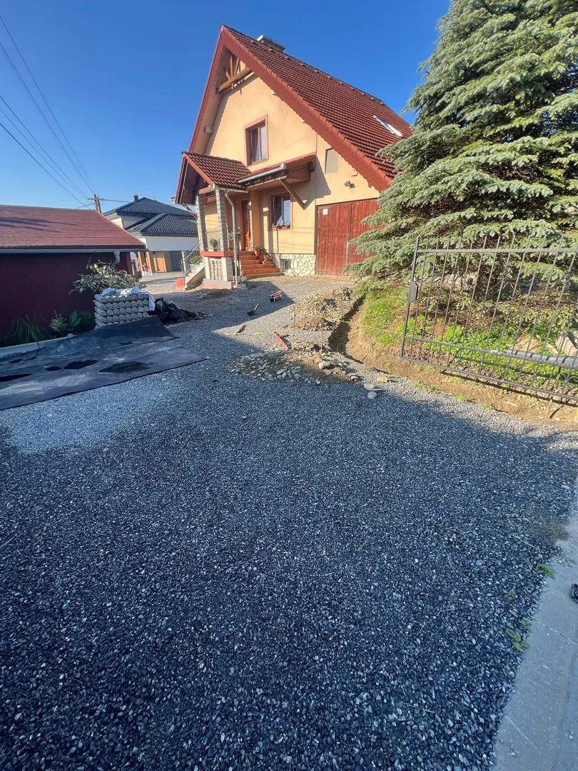 Zámková dlažba a palisády – rodinný dom Poloma - obrázok 9