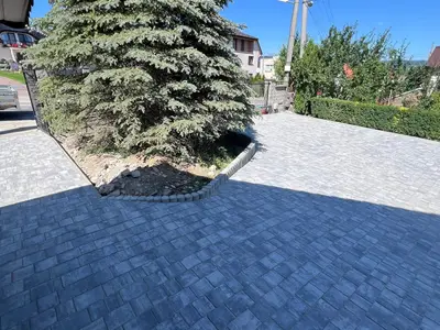 Zámková dlažba a palisády – rodinný dom Poloma