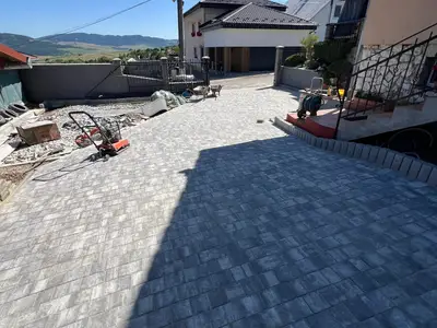 Zámková dlažba a palisády – rodinný dom Poloma, obrázok 2