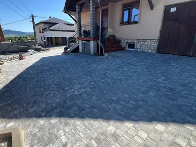 Zámková dlažba a palisády – rodinný dom Poloma, obrázok 3