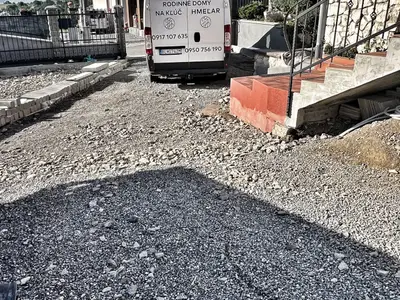 Zámková dlažba a palisády – rodinný dom Poloma, obrázok 6