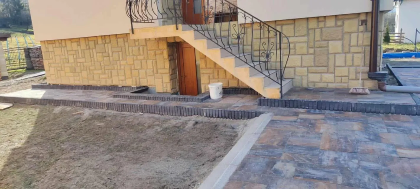 Zámková dlažba a obrubníky – rodinny don Torysa - obrázok 4