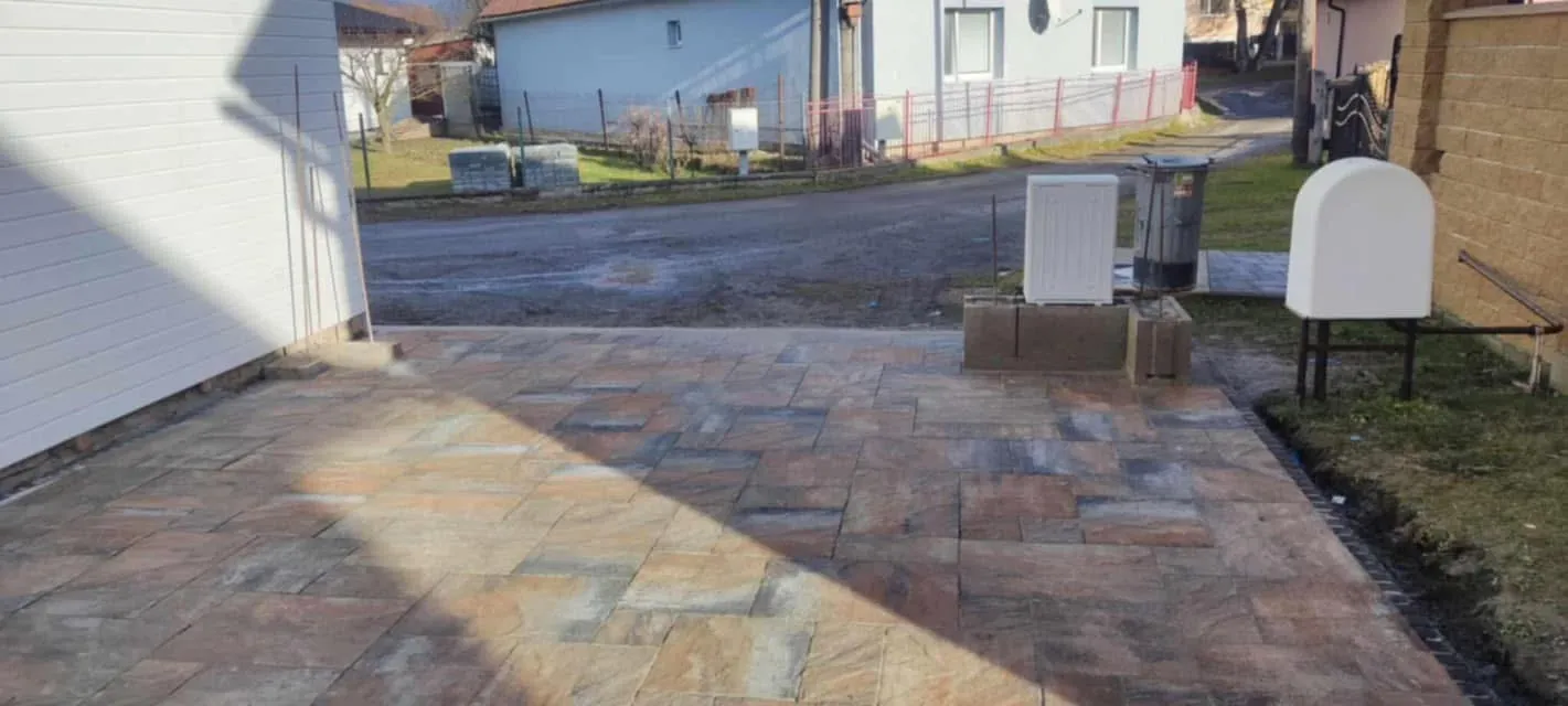 Zámková dlažba a obrubníky – rodinny don Torysa - obrázok 5
