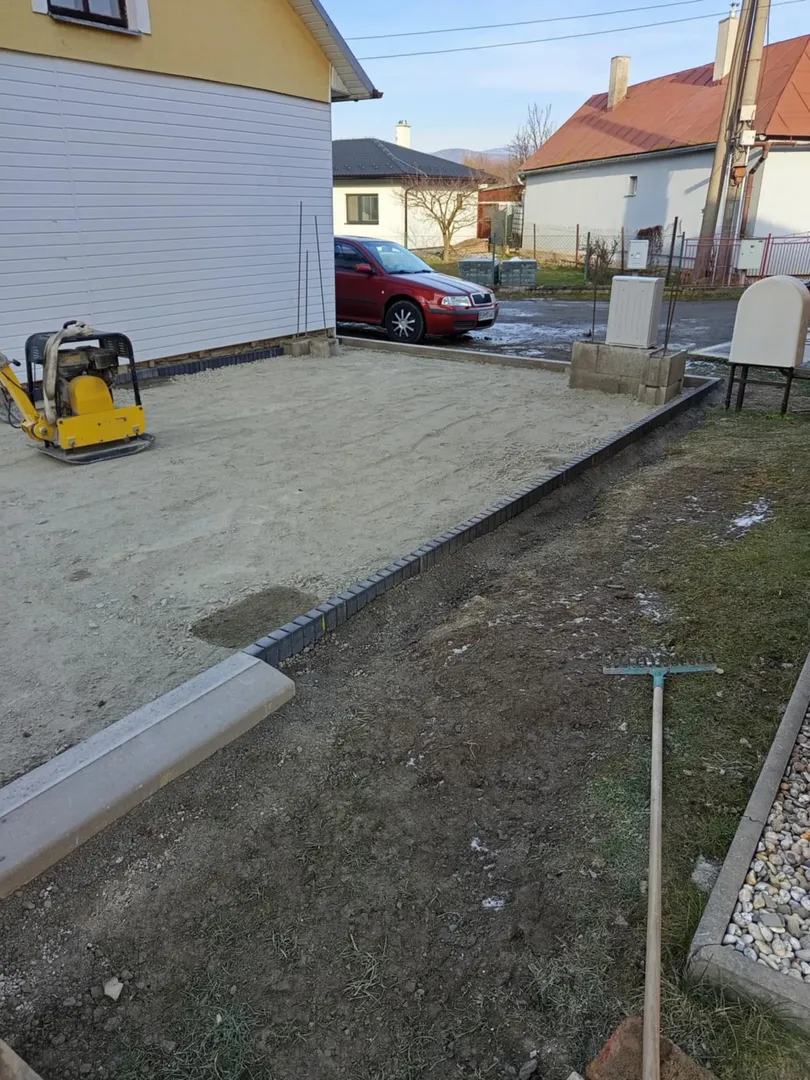 Zámková dlažba a obrubníky – rodinny don Torysa - obrázok 6