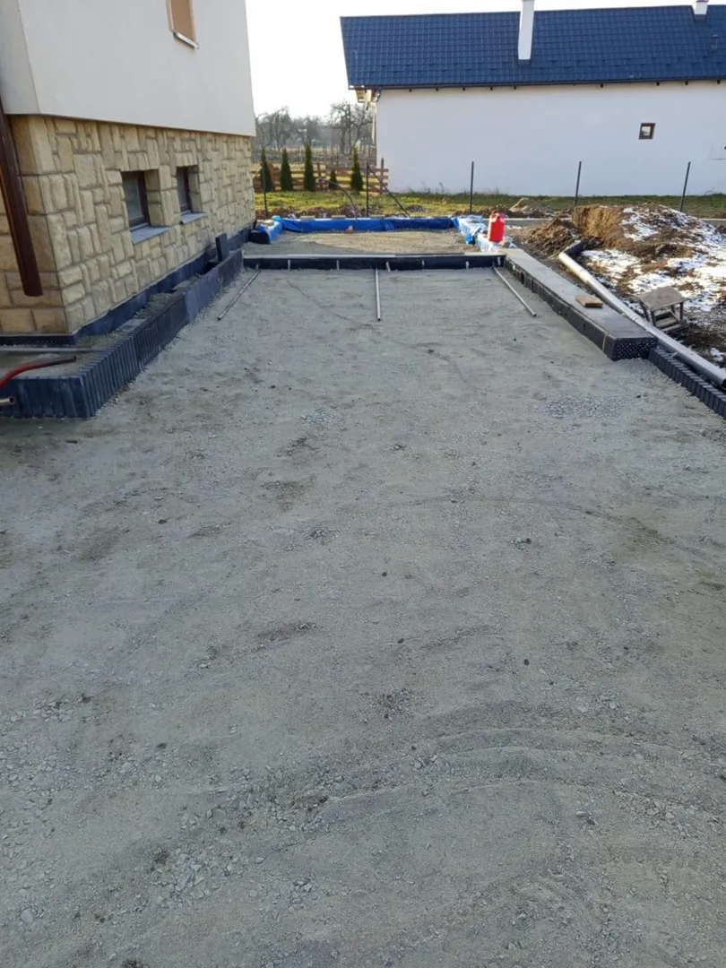 Zámková dlažba a obrubníky – rodinny don Torysa - obrázok 7