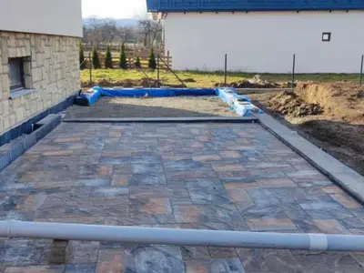 Zámková dlažba a obrubníky – rodinny don Torysa, obrázok 2