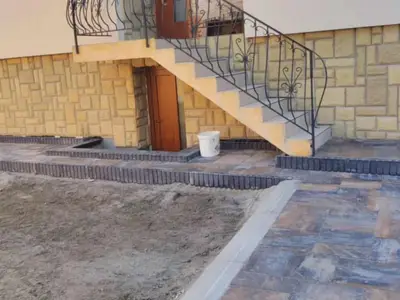 Zámková dlažba a obrubníky – rodinny don Torysa, obrázok 4
