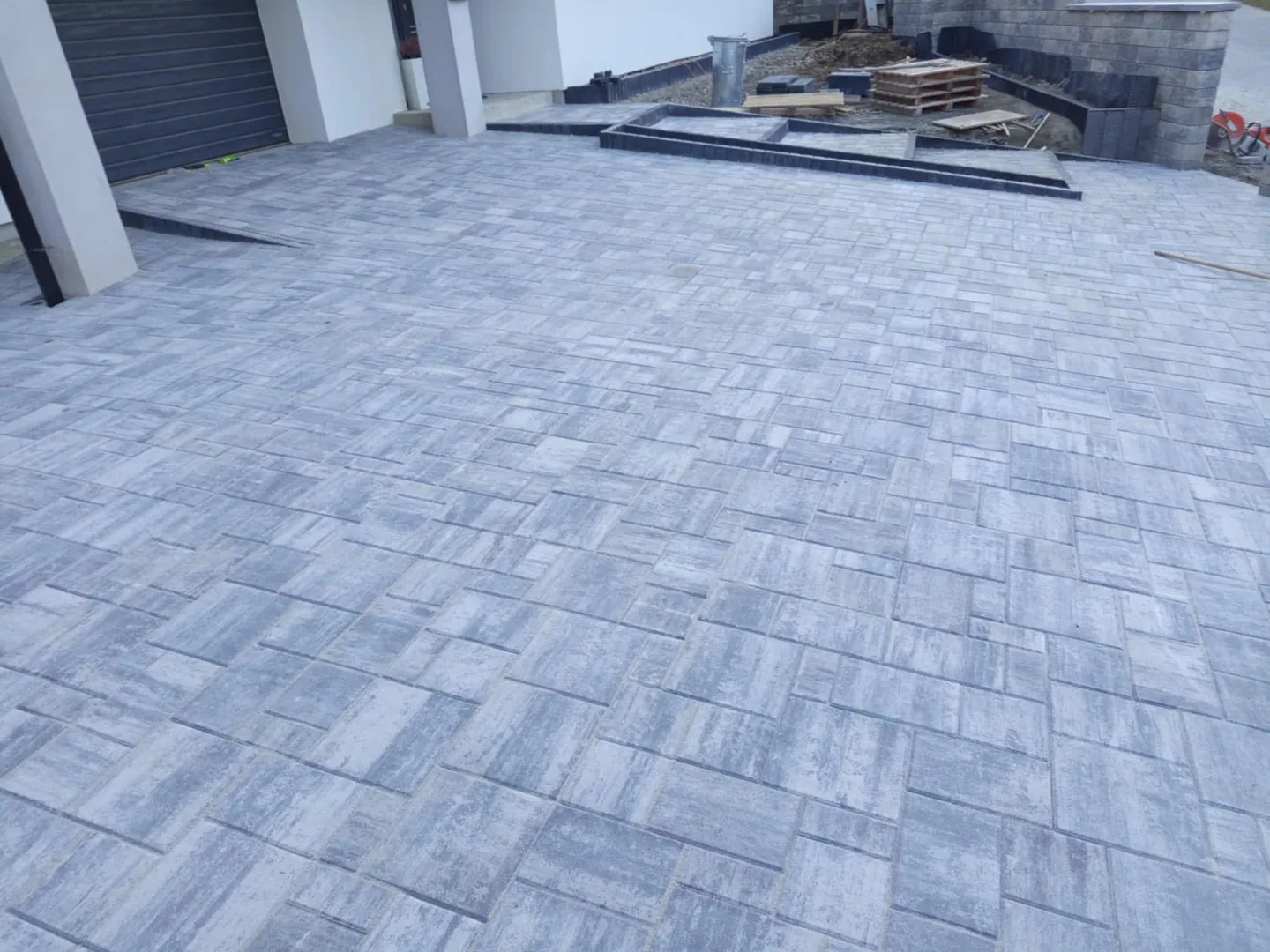 Zámkova dlažba a betónový plot - Poloma - obrázok 4